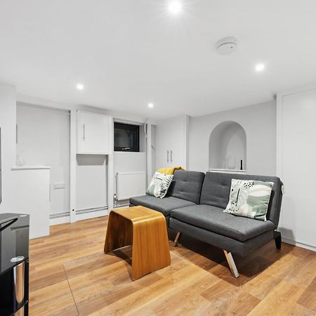 2 Bedrooms Stunning Westgate Cottage Retreat, Central Winchester, Free On-Street Parking Permit, With Garden Close To Cathedral - Sleeps 6, Pets Are Welcome, Summer Special Offer! - By Blue Puffin Stays Eksteriør billede