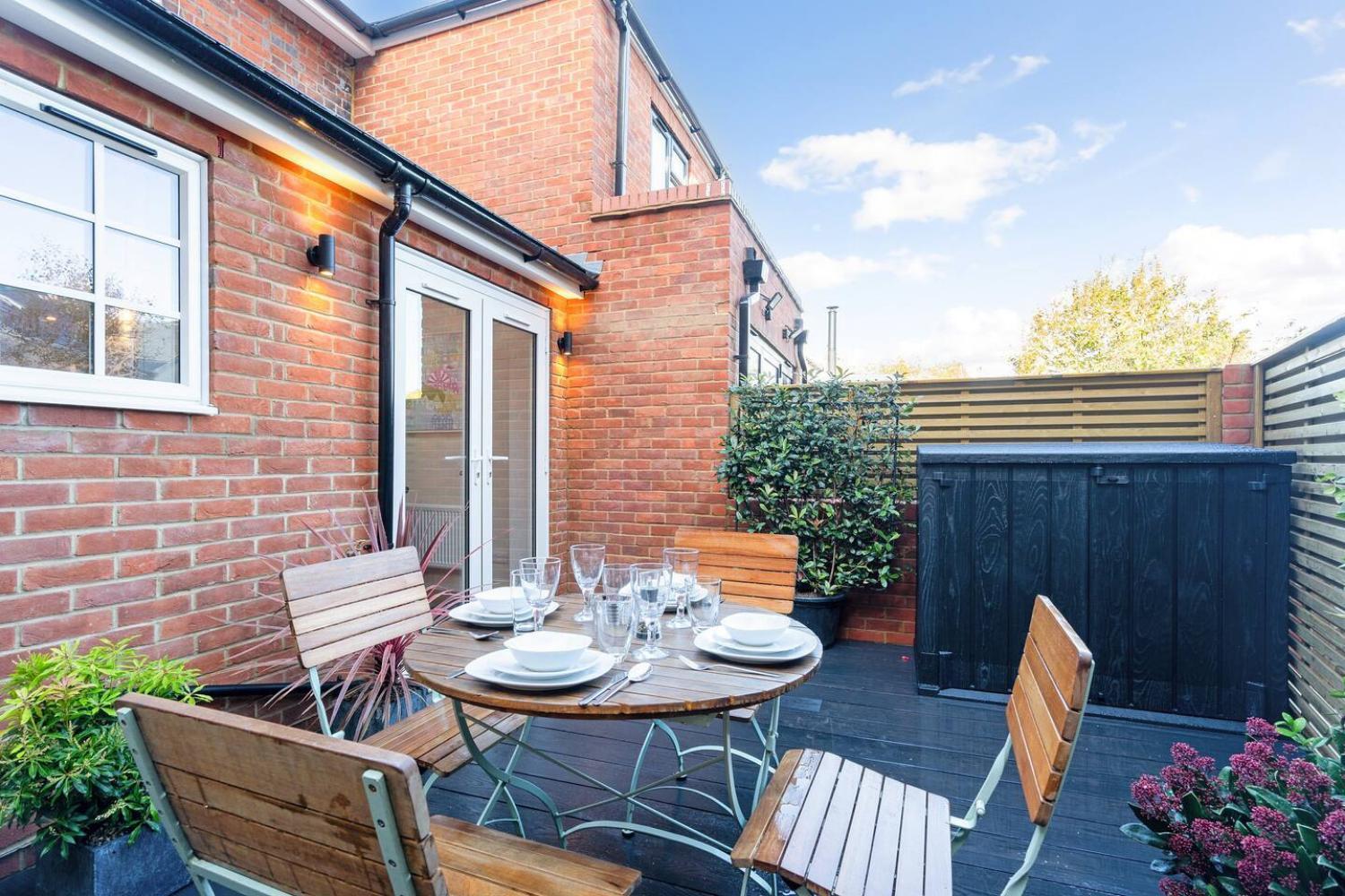2 Bedrooms Stunning Westgate Cottage Retreat, Central Winchester, Free On-Street Parking Permit, With Garden Close To Cathedral - Sleeps 6, Pets Are Welcome, Summer Special Offer! - By Blue Puffin Stays Eksteriør billede