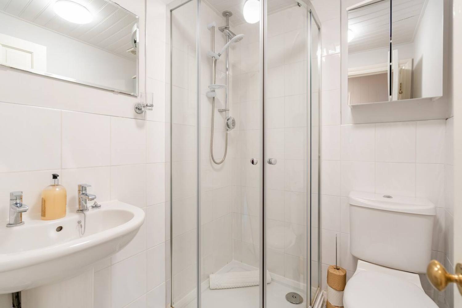 2 Bedrooms Stunning Westgate Cottage Retreat, Central Winchester, Free On-Street Parking Permit, With Garden Close To Cathedral - Sleeps 6, Pets Are Welcome, Summer Special Offer! - By Blue Puffin Stays Eksteriør billede