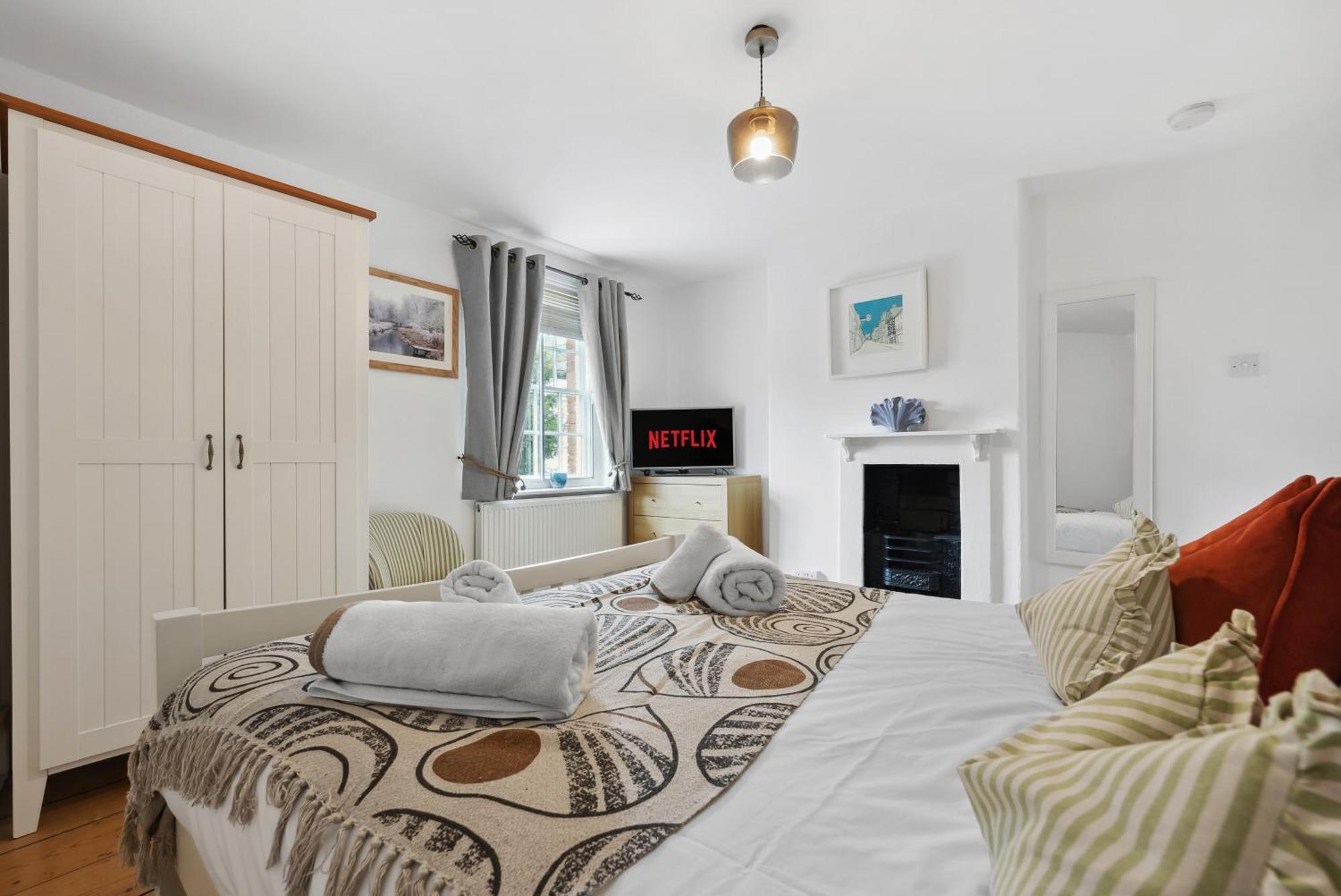 2 Bedrooms Stunning Westgate Cottage Retreat, Central Winchester, Free On-Street Parking Permit, With Garden Close To Cathedral - Sleeps 6, Pets Are Welcome, Summer Special Offer! - By Blue Puffin Stays Eksteriør billede