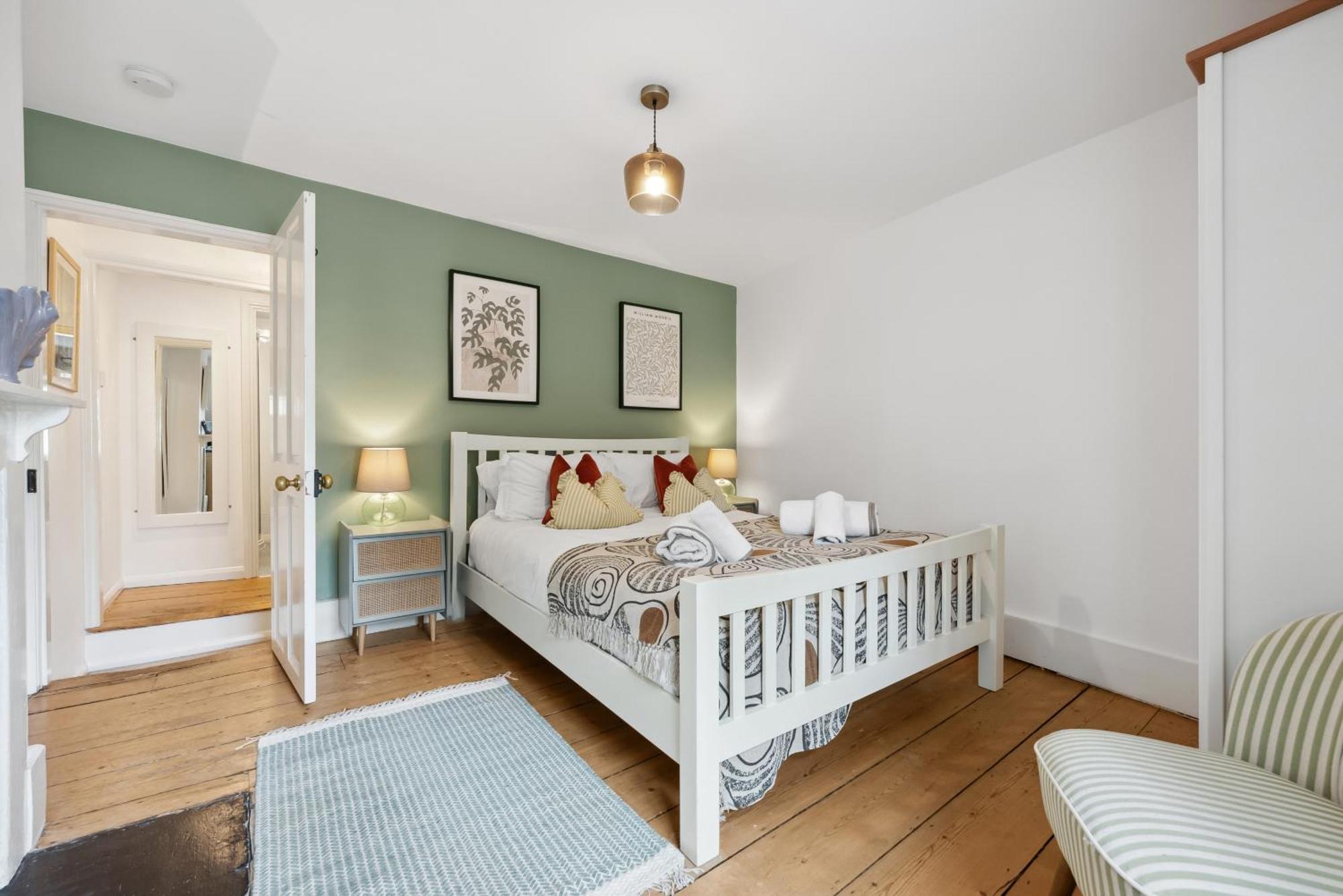 2 Bedrooms Stunning Westgate Cottage Retreat, Central Winchester, Free On-Street Parking Permit, With Garden Close To Cathedral - Sleeps 6, Pets Are Welcome, Summer Special Offer! - By Blue Puffin Stays Eksteriør billede