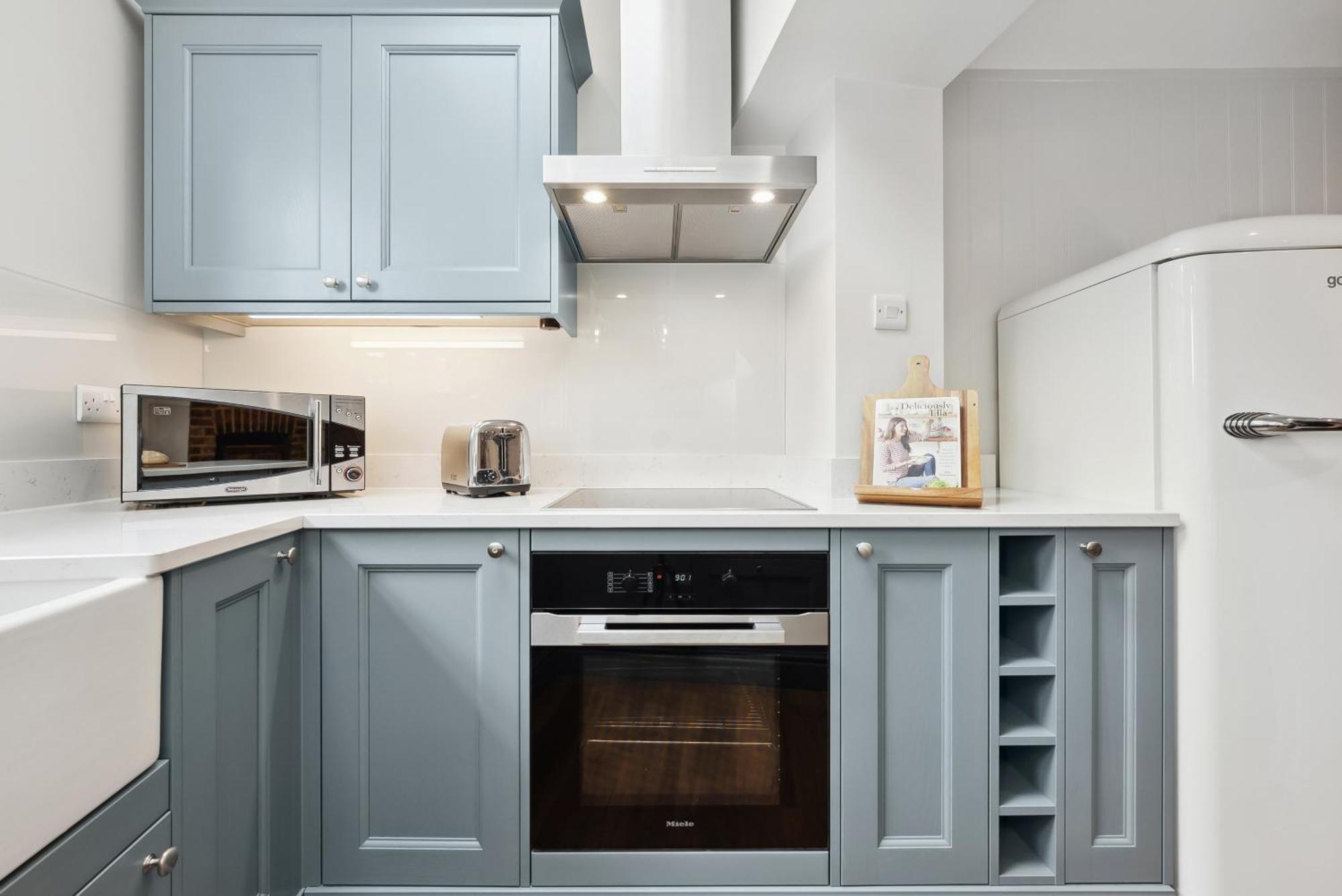 2 Bedrooms Stunning Westgate Cottage Retreat, Central Winchester, Free On-Street Parking Permit, With Garden Close To Cathedral - Sleeps 6, Pets Are Welcome, Summer Special Offer! - By Blue Puffin Stays Eksteriør billede