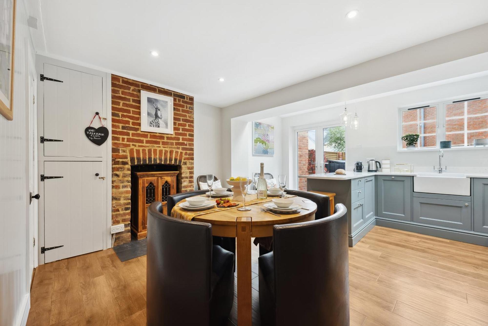 2 Bedrooms Stunning Westgate Cottage Retreat, Central Winchester, Free On-Street Parking Permit, With Garden Close To Cathedral - Sleeps 6, Pets Are Welcome, Summer Special Offer! - By Blue Puffin Stays Eksteriør billede