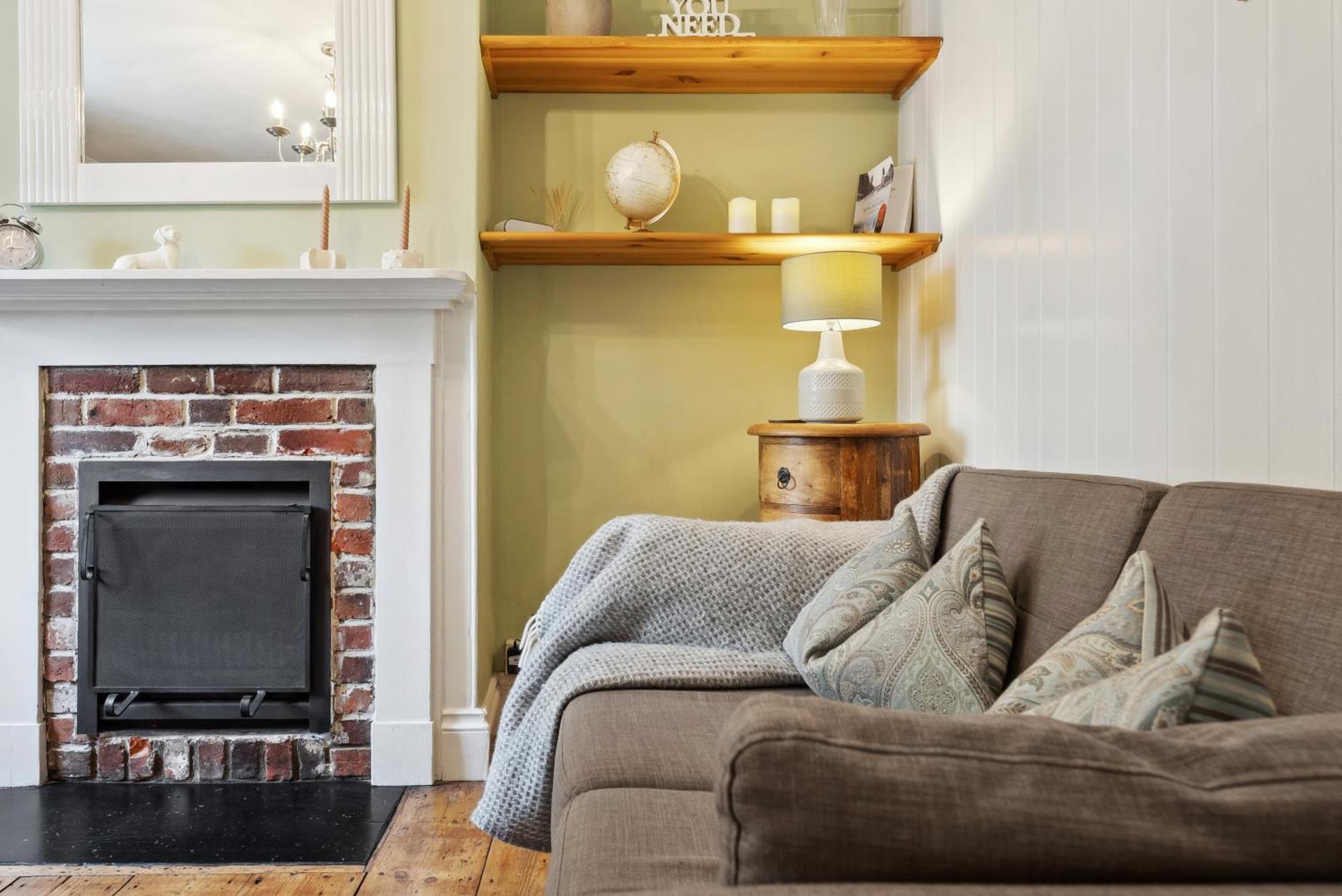 2 Bedrooms Stunning Westgate Cottage Retreat, Central Winchester, Free On-Street Parking Permit, With Garden Close To Cathedral - Sleeps 6, Pets Are Welcome, Summer Special Offer! - By Blue Puffin Stays Eksteriør billede