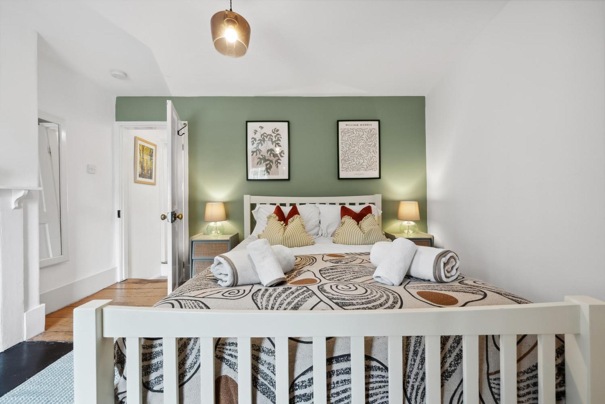 2 Bedrooms Stunning Westgate Cottage Retreat, Central Winchester, Free On-Street Parking Permit, With Garden Close To Cathedral - Sleeps 6, Pets Are Welcome, Summer Special Offer! - By Blue Puffin Stays Eksteriør billede