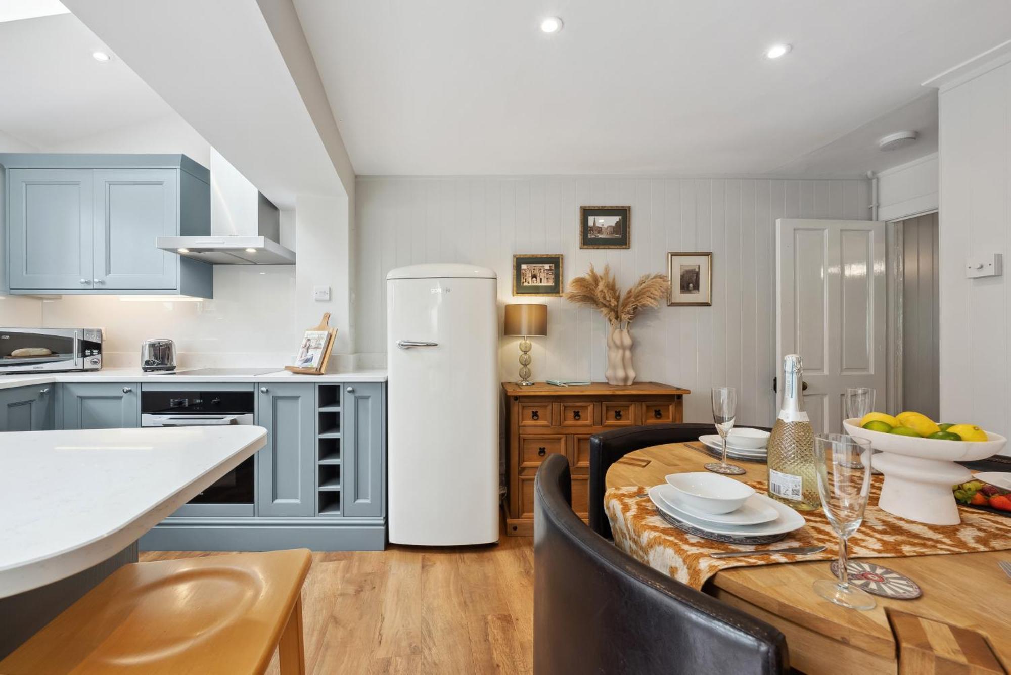 2 Bedrooms Stunning Westgate Cottage Retreat, Central Winchester, Free On-Street Parking Permit, With Garden Close To Cathedral - Sleeps 6, Pets Are Welcome, Summer Special Offer! - By Blue Puffin Stays Eksteriør billede