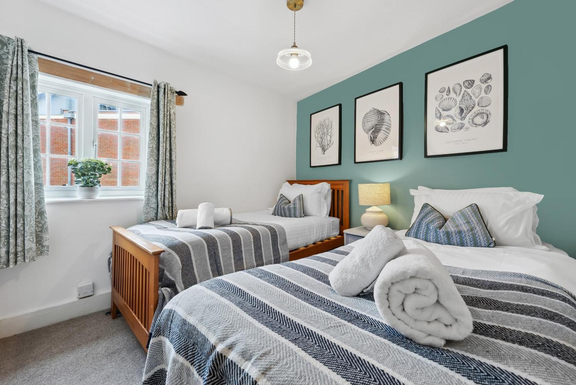 2 Bedrooms Stunning Westgate Cottage Retreat, Central Winchester, Free On-Street Parking Permit, With Garden Close To Cathedral - Sleeps 6, Pets Are Welcome, Summer Special Offer! - By Blue Puffin Stays Eksteriør billede