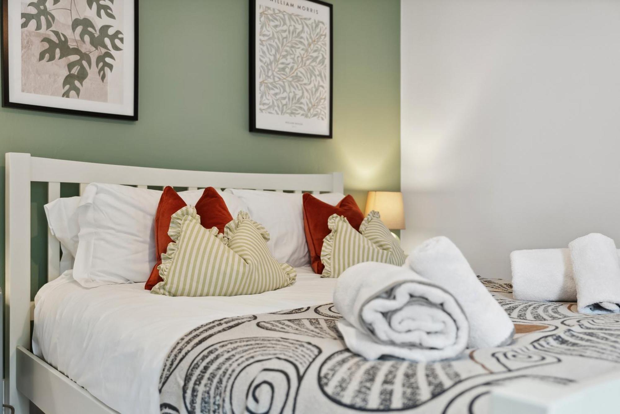2 Bedrooms Stunning Westgate Cottage Retreat, Central Winchester, Free On-Street Parking Permit, With Garden Close To Cathedral - Sleeps 6, Pets Are Welcome, Summer Special Offer! - By Blue Puffin Stays Eksteriør billede