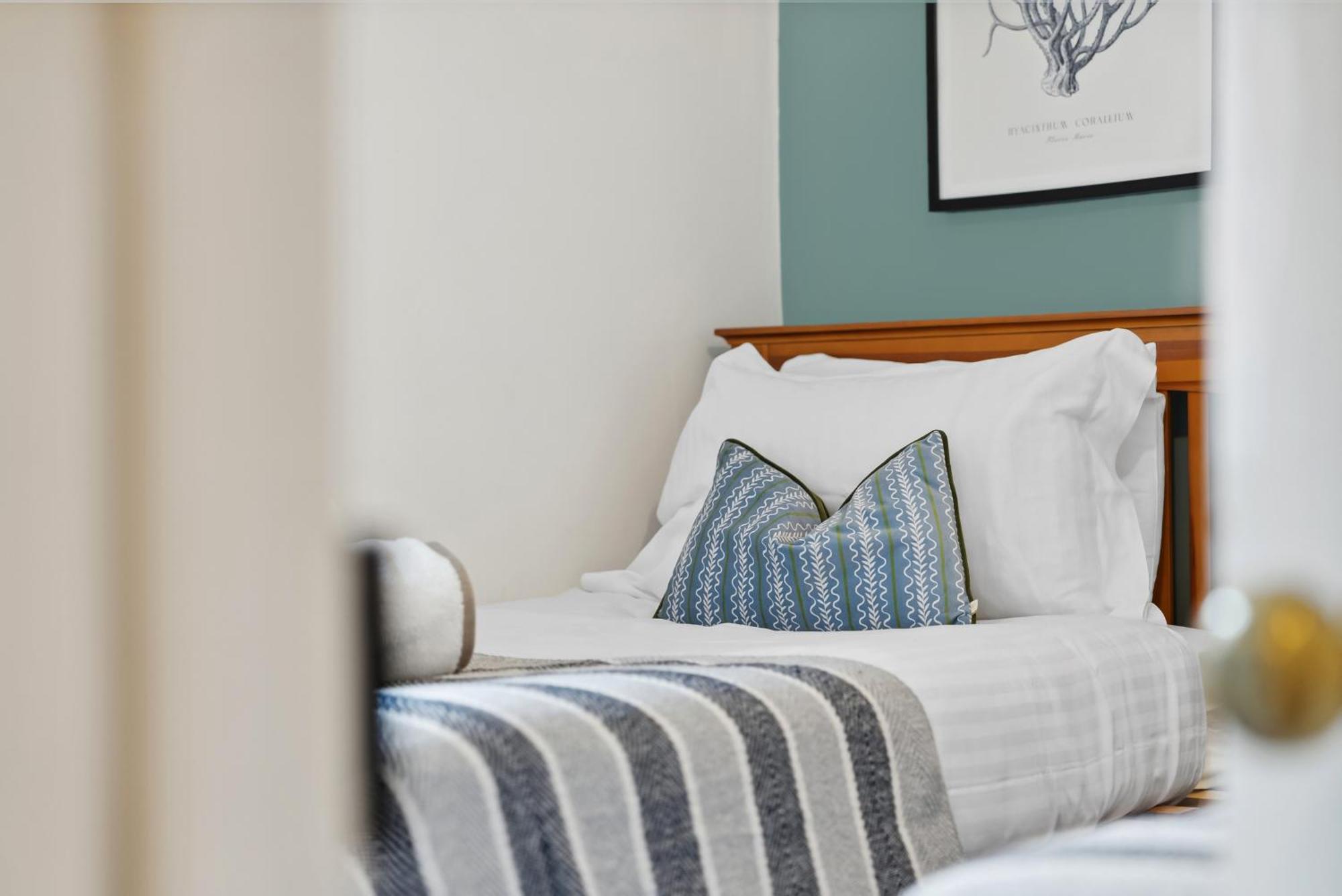 2 Bedrooms Stunning Westgate Cottage Retreat, Central Winchester, Free On-Street Parking Permit, With Garden Close To Cathedral - Sleeps 6, Pets Are Welcome, Summer Special Offer! - By Blue Puffin Stays Eksteriør billede