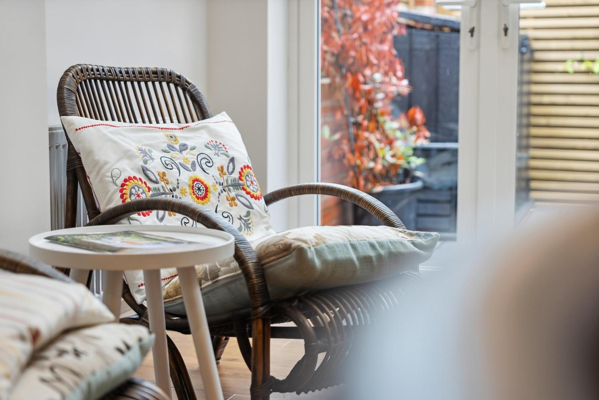 2 Bedrooms Stunning Westgate Cottage Retreat, Central Winchester, Free On-Street Parking Permit, With Garden Close To Cathedral - Sleeps 6, Pets Are Welcome, Summer Special Offer! - By Blue Puffin Stays Eksteriør billede