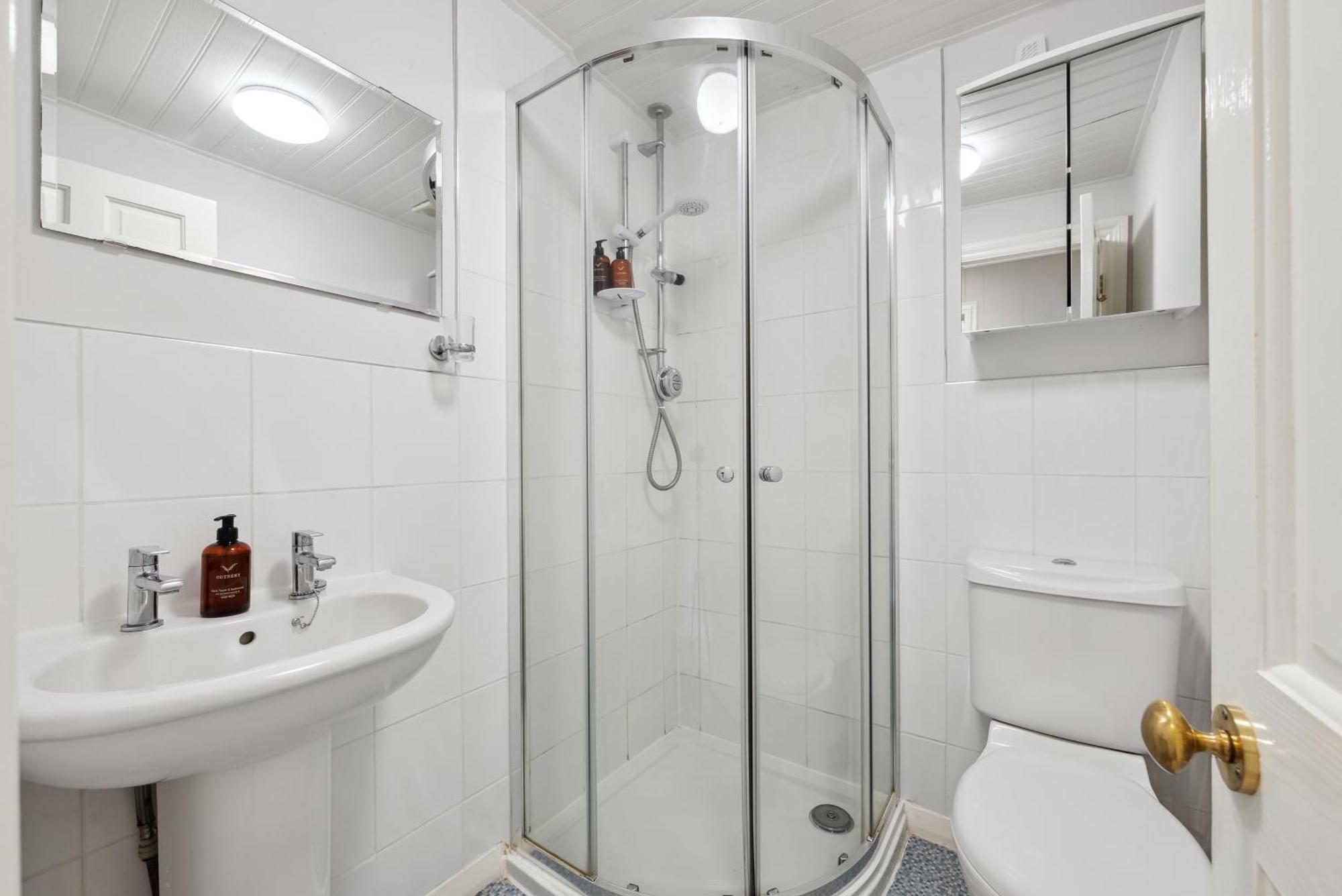 2 Bedrooms Stunning Westgate Cottage Retreat, Central Winchester, Free On-Street Parking Permit, With Garden Close To Cathedral - Sleeps 6, Pets Are Welcome, Summer Special Offer! - By Blue Puffin Stays Eksteriør billede