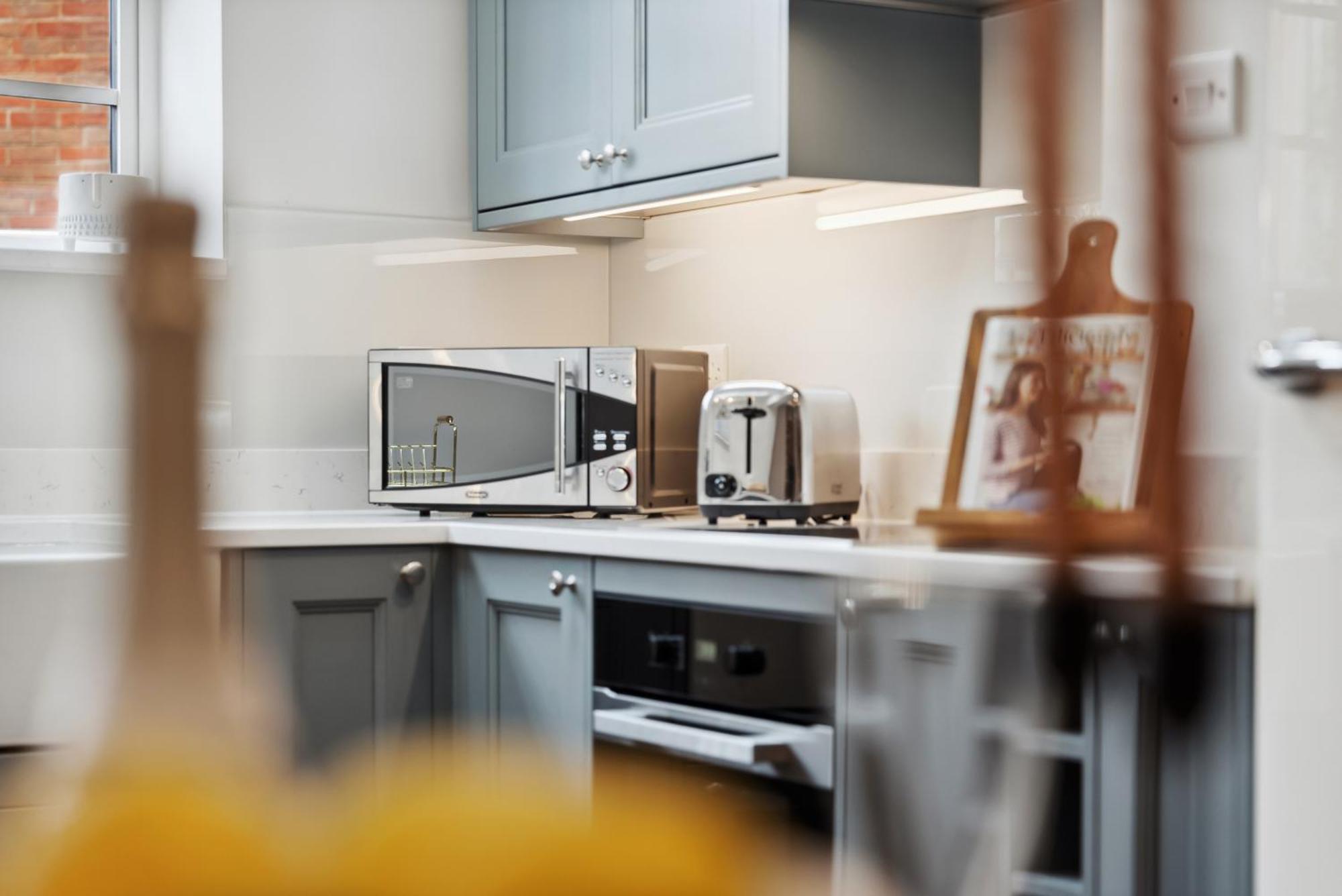 2 Bedrooms Stunning Westgate Cottage Retreat, Central Winchester, Free On-Street Parking Permit, With Garden Close To Cathedral - Sleeps 6, Pets Are Welcome, Summer Special Offer! - By Blue Puffin Stays Eksteriør billede